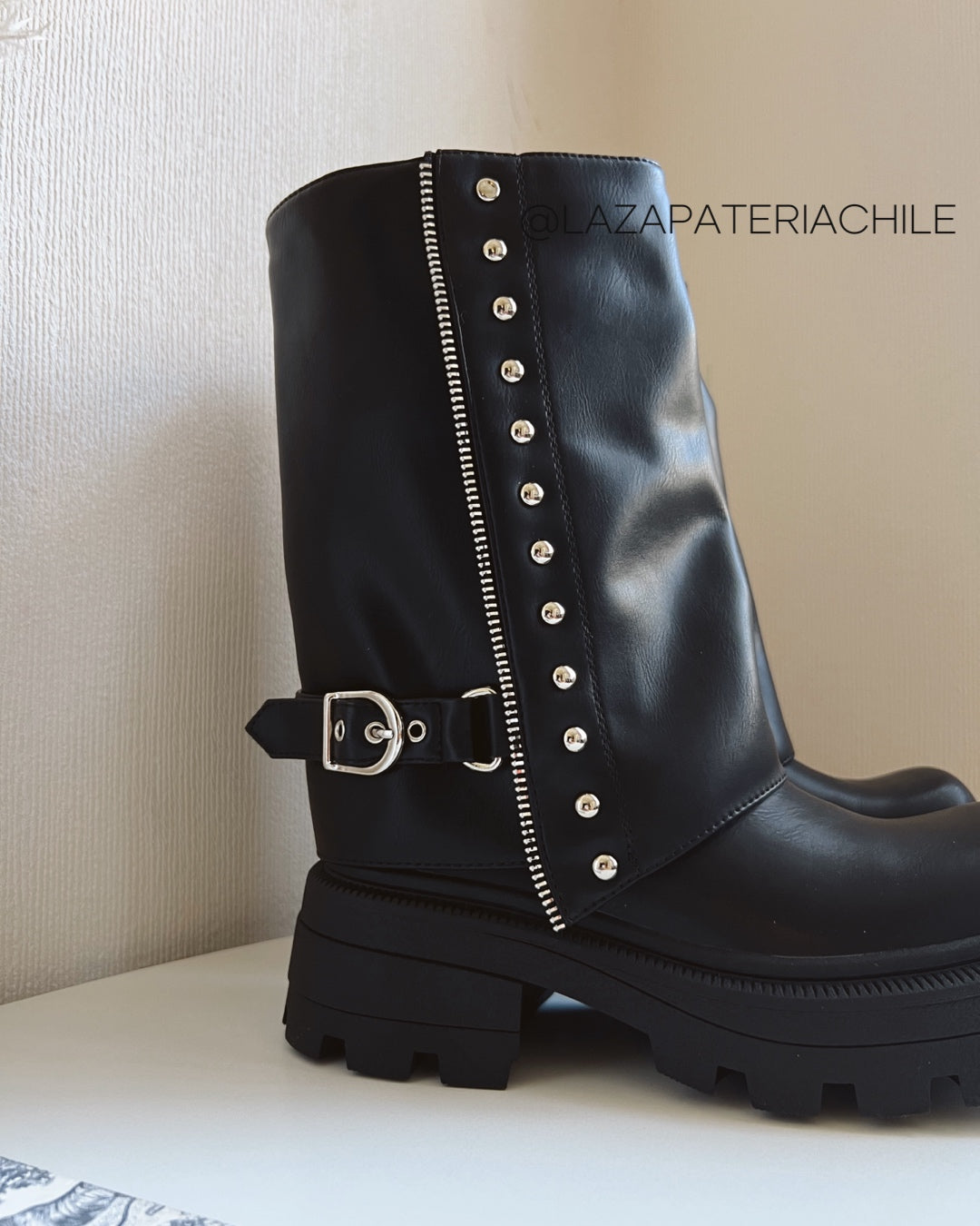 Bota shark tachas negro