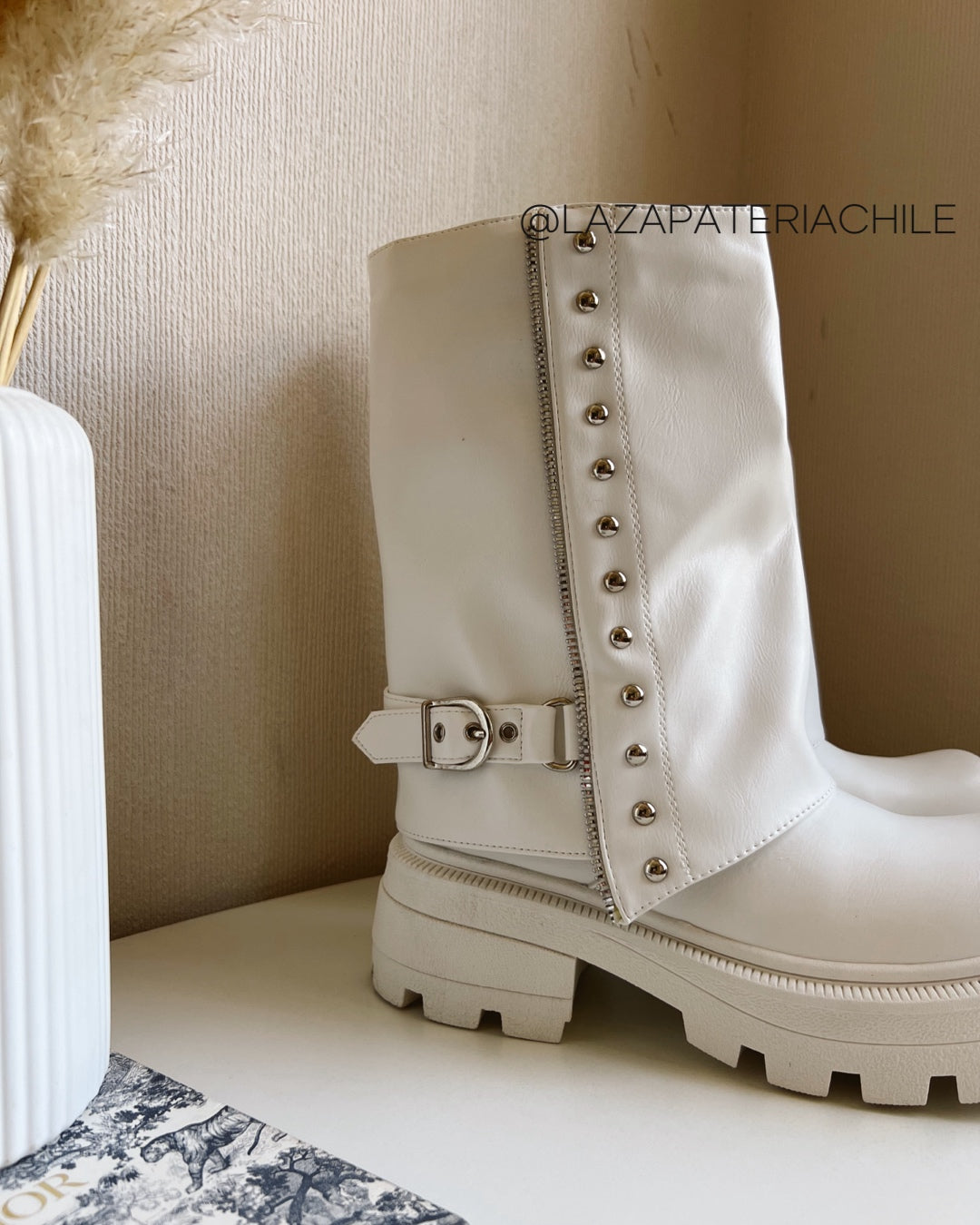 Bota shark tachas blanco