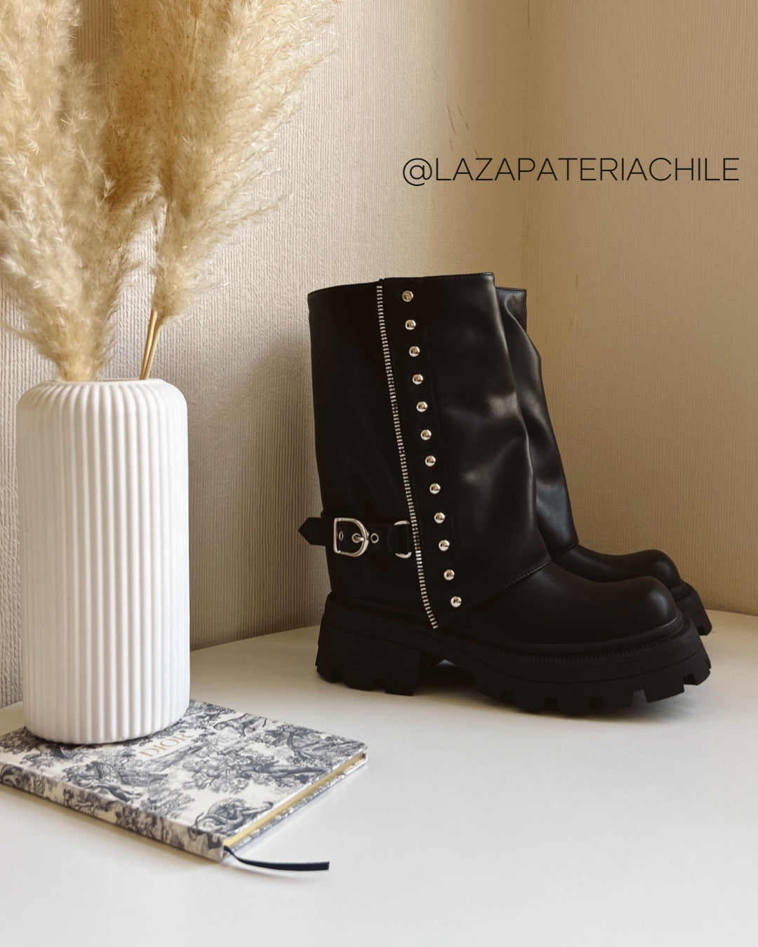 Bota shark tachas negro